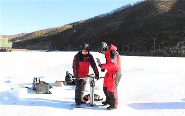 冰雪硬度计现场工作照片
